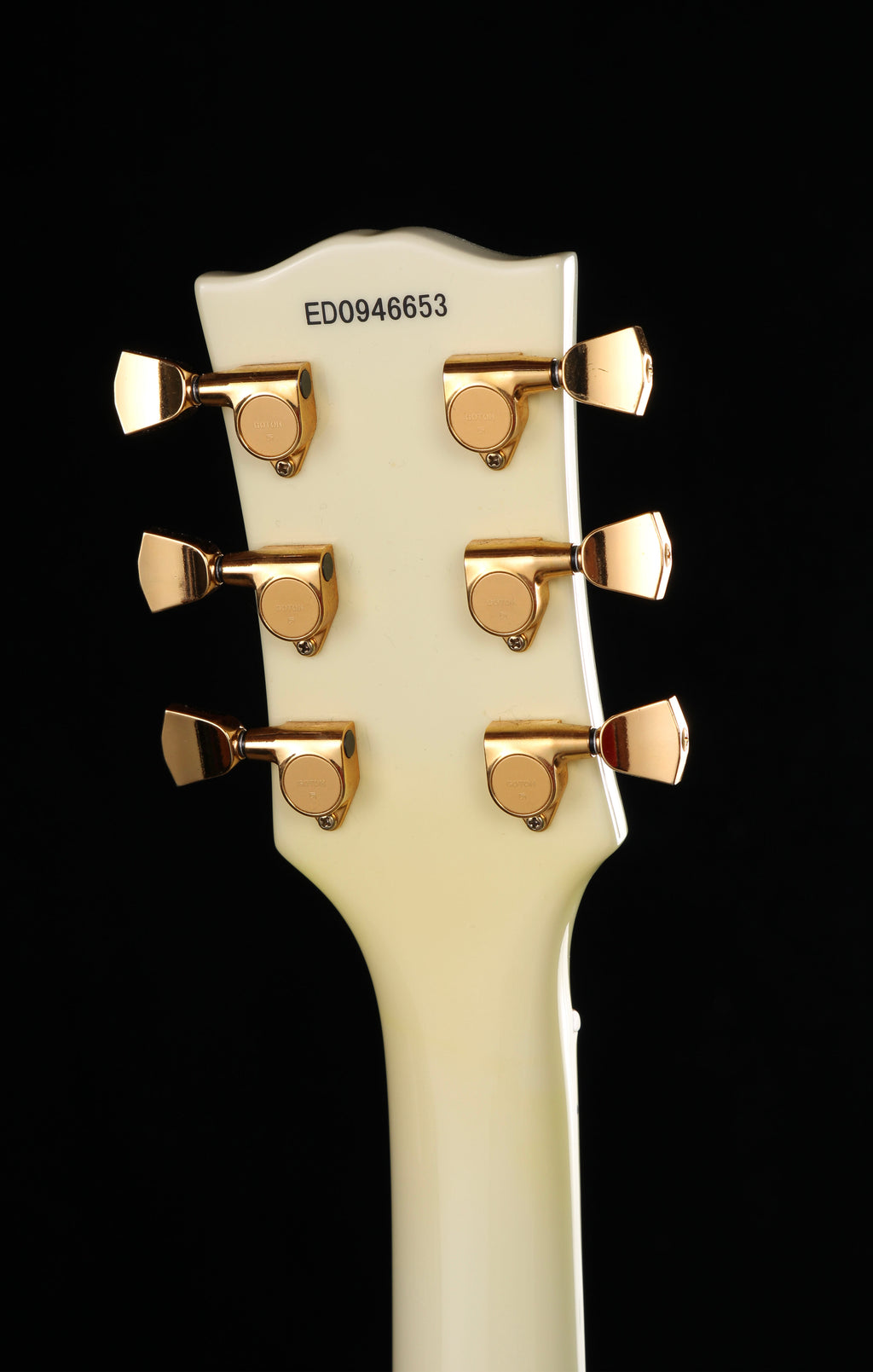 Edwards by ESP E-LP-130CD WH Les Paul Custom Antique White 2009 Seymour Duncan Pickups Close-up of a guitar headstock with tuning pegs on a black background