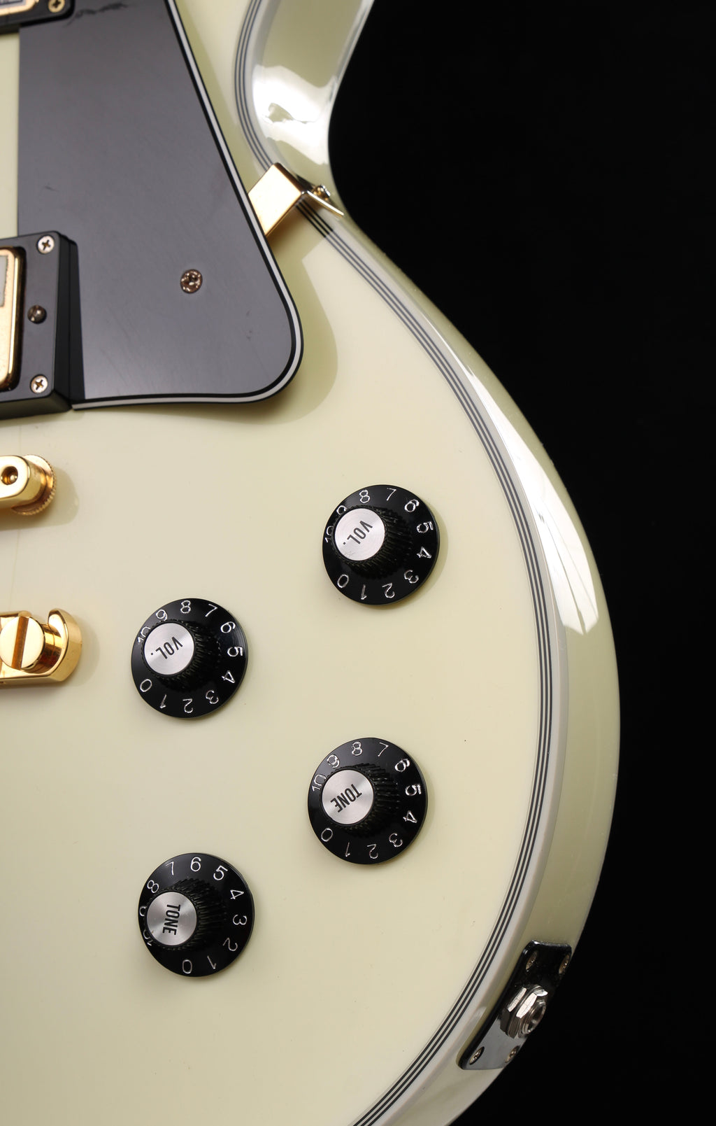 Edwards by ESP E-LP-130CD WH Les Paul Custom Antique White 2009 Seymour Duncan Pickups Close-up of a white electric guitar with control knobs on a black background